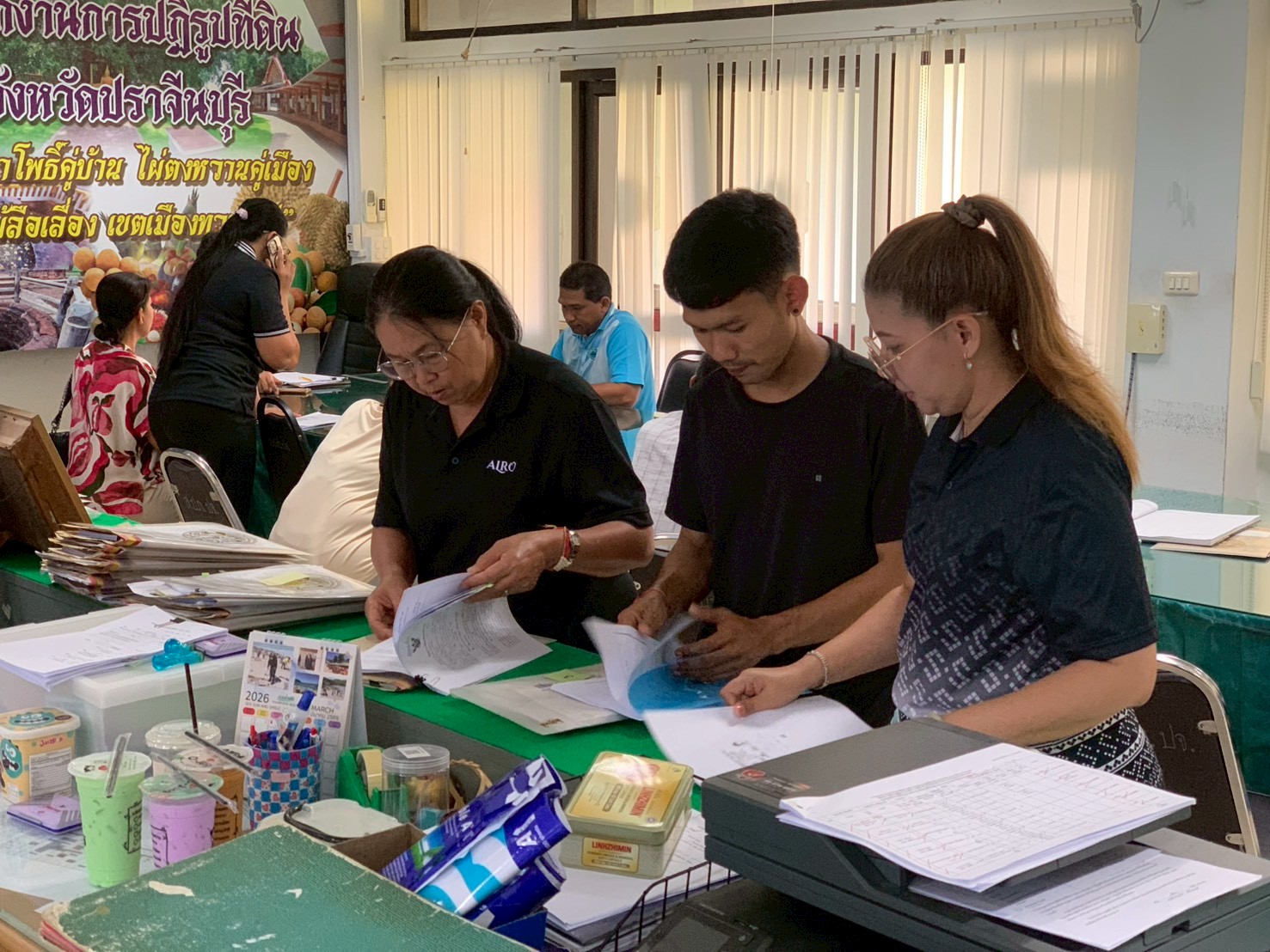 title - วันที่ 26 มีนาคม 2569 นายวิทูล ประดิษฐบุญ ปฏิรูปที่ดินจังหวัดปราจีนบุรี  พร้อมด้วย นายภูมินทร์ โพธิ์ชูชัชวาล ผู้จัดการธนาคารเพื่อการเกษตรและสหกรณ์การเกษตร(ธ.ก.ส.) สาขาวังท่าช้าง  ได้มาตรวจเยี่ยมช่วยอำนวยความสะดวกแก่เกษตรกรที่เข้ามาใช้บริการ ณ สำนักงานการปฏิรูปที่ดินจังหวัดปราจีนบุรี ชั้น 3 ศาลากลางจังหวัดปราจีนบุรี